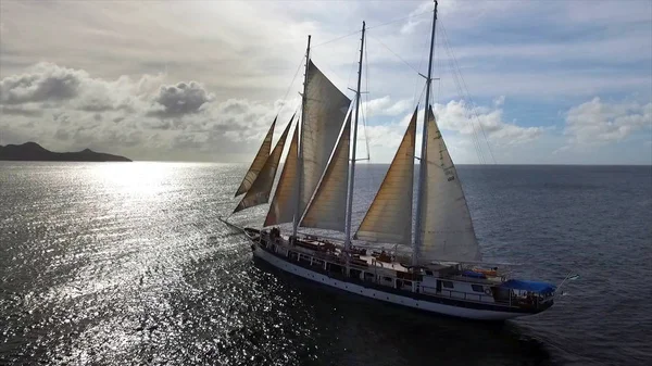 Удивительный Вид Лодку Плывущую Открытом Море Ветреный День Вид Высоты — стоковое фото