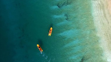 Dron, Cennet plaj ile muhteşem bir deniz manzarası ve denizin turkuaz su ile uçan üstten görünüm hava fotoğrafın. Mükemmel Web sitesi arka plan.