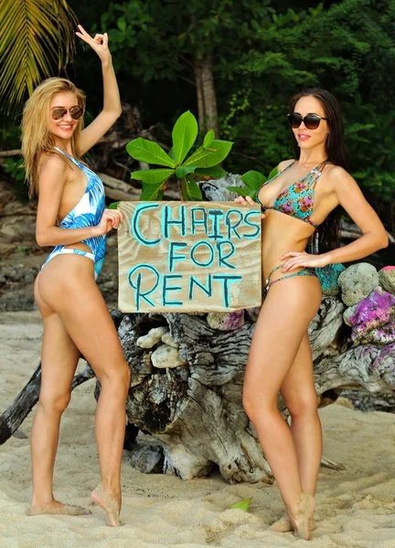楽しく 良い時間を持つ セクシーな女の子をリラックスした熱帯のビーチでポーズ ビキニを着て — ストック写真