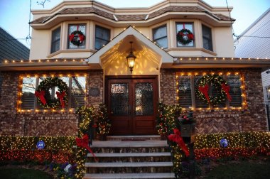 Brooklyn, New York - 20 Aralık 2017 - Dyker Heights Noel ışıkları tatil sezonu için Metropolitan Area Brooklyn, New York dekore evlerin en sevimli küçük alandır