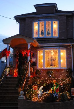 Brooklyn, New York - 20 Aralık 2017 - Dyker Heights Noel ışıkları tatil sezonu için Metropolitan Area Brooklyn, New York dekore evlerin en sevimli küçük alandır