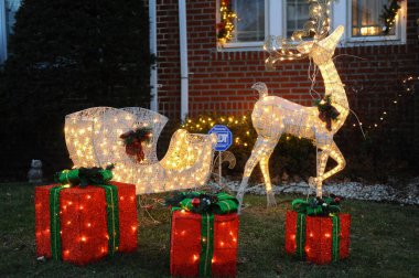 Brooklyn, New York - 20 Aralık 2017 - Dyker Heights Noel ışıkları tatil sezonu için Metropolitan Area Brooklyn, New York dekore evlerin en sevimli küçük alandır