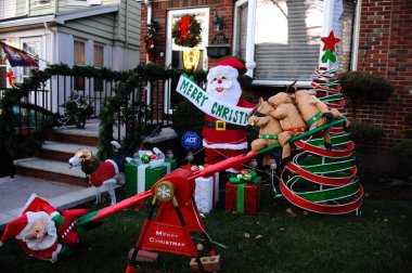 Brooklyn, New York - 20 Aralık 2017 - Dyker Heights Noel ışıkları tatil sezonu için Metropolitan Area Brooklyn, New York dekore evlerin en sevimli küçük alandır