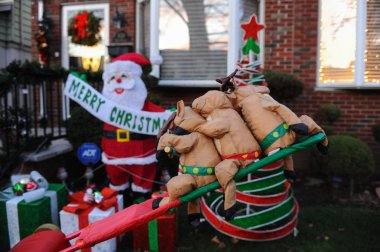 Brooklyn, New York - 20 Aralık 2017 - Dyker Heights Noel ışıkları tatil sezonu için Metropolitan Area Brooklyn, New York dekore evlerin en sevimli küçük alandır