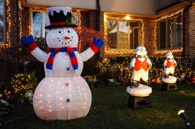 Brooklyn, New York - 20 Aralık 2017 - Dyker Heights Noel ışıkları tatil sezonu için Metropolitan Area Brooklyn, New York dekore evlerin en sevimli küçük alandır