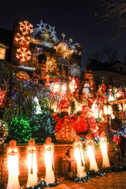 Brooklyn, New York - 20 Aralık 2017 - Dyker Heights Noel ışıkları tatil sezonu için Metropolitan Area Brooklyn, New York dekore evlerin en sevimli küçük alandır