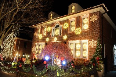 Brooklyn, New York - 20 Aralık 2017 - Dyker Heights Noel ışıkları tatil sezonu için Metropolitan Area Brooklyn, New York dekore evlerin en sevimli küçük alandır