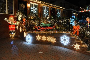 Brooklyn, New York - 20 Aralık 2017 - Dyker Heights Noel ışıkları tatil sezonu için Metropolitan Area Brooklyn, New York dekore evlerin en sevimli küçük alandır