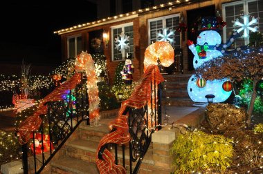 Brooklyn, New York - 20 Aralık 2017 - Dyker Heights Noel ışıkları tatil sezonu için Metropolitan Area Brooklyn, New York dekore evlerin en sevimli küçük alandır