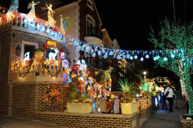 Brooklyn, New York - 20 Aralık 2017 - Dyker Heights Noel ışıkları tatil sezonu için Metropolitan Area Brooklyn, New York dekore evlerin en sevimli küçük alandır