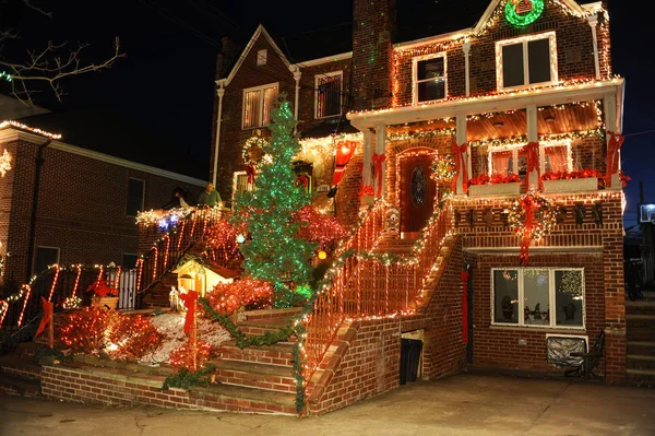 ブルックリン ニューヨーク 2017 ダイカー ハイツ クリスマス ライトは首都圏はブルックリン ニューヨークのホリデー シーズンを飾っている家のかわいい小さな領域 — ストック写真