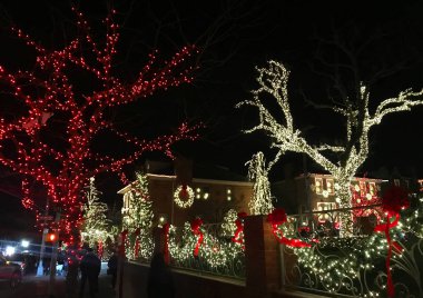Brooklyn, New York - 20 Aralık 2017 - Dyker Heights Noel ışıkları tatil sezonu için Metropolitan Area Brooklyn, New York dekore evlerin en sevimli küçük alandır