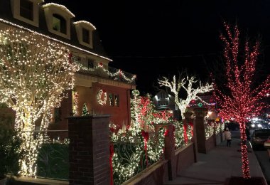 Brooklyn, New York - 20 Aralık 2017 - Dyker Heights Noel ışıkları tatil sezonu için Metropolitan Area Brooklyn, New York dekore evlerin en sevimli küçük alandır