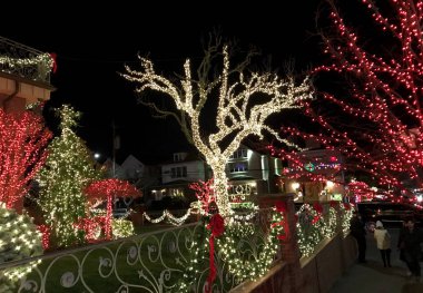 Brooklyn, New York - 20 Aralık 2017 - Dyker Heights Noel ışıkları tatil sezonu için Metropolitan Area Brooklyn, New York dekore evlerin en sevimli küçük alandır