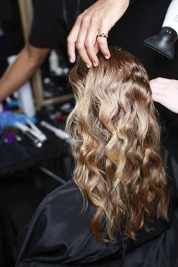 Milan, İtalya - 21 Eylül: Milan, İtalya'da Milan moda hafta ilkbahar/yaz 2018 üzerinde 21 Eylül 2017 sırasında readybackstage Vivetta göstermeden önce getting bir model. 