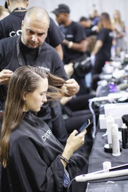 Milan, İtalya - 21 Eylül: Milan, İtalya'da Milan moda hafta ilkbahar/yaz 2018 üzerinde 21 Eylül 2017 sırasında readybackstage Vivetta göstermeden önce getting bir model. 