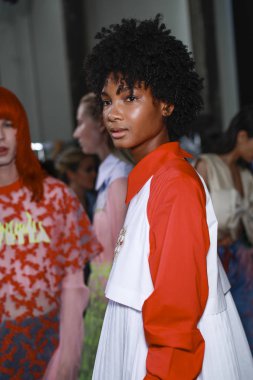 Milan, İtalya - 21 Eylül: Manken sahne arkasına Vivetta gösteri öncesinde, Milano, İtalya Milano moda hafta ilkbahar/yaz 2018 üzerinde 21 Eylül 2017 sırasında görülür. 