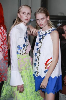 Milan, İtalya - 21 Eylül: Modelleri sahne arkasına Vivetta gösteri öncesinde, Milano, İtalya Milano moda hafta ilkbahar/yaz 2018 üzerinde 21 Eylül 2017 sırasında görülür. 