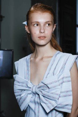 Milan, İtalya - 21 Eylül: Manken sahne arkasına Vivetta gösteri öncesinde, Milano, İtalya Milano moda hafta ilkbahar/yaz 2018 üzerinde 21 Eylül 2017 sırasında görülür. 