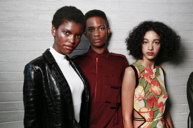 Milan, İtalya - 24 Eylül: Modelleri sahne arkasında Trussardi gösteri öncesinde, Milano, İtalya Milano moda hafta ilkbahar/yaz 2018 üzerinde 24 Eylül 2017 sırasında görülür. 