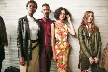 Milan, İtalya - 24 Eylül: Modelleri sahne arkasında Trussardi gösteri öncesinde, Milano, İtalya Milano moda hafta ilkbahar/yaz 2018 üzerinde 24 Eylül 2017 sırasında görülür. 