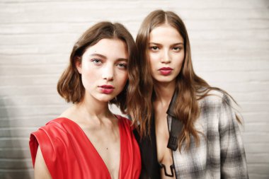 Milan, İtalya - 24 Eylül: Modelleri sahne arkasında Trussardi gösteri öncesinde, Milano, İtalya Milano moda hafta ilkbahar/yaz 2018 üzerinde 24 Eylül 2017 sırasında görülür. 