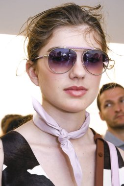 Milan, İtalya - 22 Eylül: Manken sahne arkasında Tods gösteri öncesinde, Milano, İtalya Milano moda hafta ilkbahar/yaz 2018 üzerinde 22 Eylül 2017 sırasında görülür. 