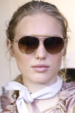 Milan, İtalya - 22 Eylül: Manken sahne arkasında Tods gösteri öncesinde, Milano, İtalya Milano moda hafta ilkbahar/yaz 2018 üzerinde 22 Eylül 2017 sırasında görülür. 