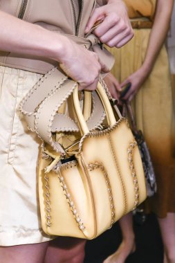 Milan, İtalya - 22 Eylül: Manken sahne arkasında Tods gösteri öncesinde, Milano, İtalya Milano moda hafta ilkbahar/yaz 2018 üzerinde 22 Eylül 2017 sırasında görülür. 