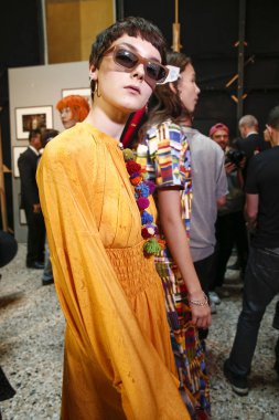Milan, İtalya - 24 Eylül: Manken sahne arkasında Stella Jean gösteri öncesinde, Milano, İtalya Milano moda hafta ilkbahar/yaz 2018 üzerinde 24 Eylül 2017 sırasında görülür. 