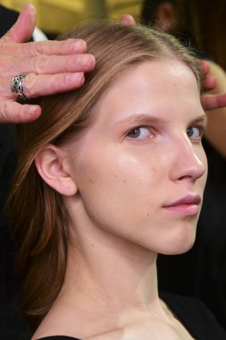 Milan, İtalya - 25 Eylül: Bir model Milan moda hafta ilkbahar/yaz 2018on 25 Eylül 2017 sırasında Milan, İtalya'da sahne arkasına Ssheena gösteriden önce hazırlanıyor.
