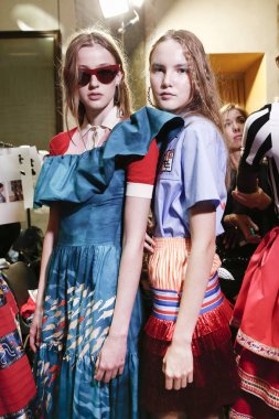 Milan, İtalya - 24 Eylül: Modelleri sahne arkasında Stella Jean gösteri öncesinde, Milano, İtalya Milano moda hafta ilkbahar/yaz 2018 üzerinde 24 Eylül 2017 sırasında görülür. 