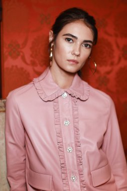 Milan, İtalya - 23 Eylül: Manken sahne arkasında Simonetta Ravizza gösteri öncesinde, Milano, İtalya Milano moda hafta ilkbahar/yaz 2018 üzerinde 23 Eylül 2017 sırasında görülür. 