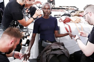 Milan, İtalya - 22 Eylül: Manken sahne arkasında Roberto Cavalli gösteriden önce Milano, İtalya Milano moda hafta ilkbahar/yaz 2018 üzerinde 22 Eylül 2017 sırasında görülür.