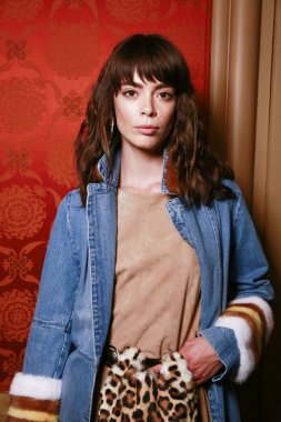 Milan, İtalya - 23 Eylül: Manken sahne arkasında Simonetta Ravizza gösteri öncesinde, Milano, İtalya Milano moda hafta ilkbahar/yaz 2018 üzerinde 23 Eylül 2017 sırasında görülür. 