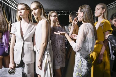 Milan, İtalya - 23 Eylül: Modelleri sahne arkasında Salvatore Ferragamo gösteri öncesinde, Milano, İtalya Milano moda hafta ilkbahar/yaz 2018 üzerinde 23 Eylül 2017 sırasında görülür.