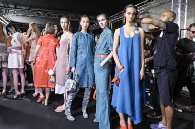 Milan, İtalya - 23 Eylül: Modelleri sahne arkasında Salvatore Ferragamo gösteri öncesinde, Milano, İtalya Milano moda hafta ilkbahar/yaz 2018 üzerinde 23 Eylül 2017 sırasında görülür.