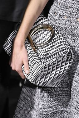 Milan, İtalya - 23 Eylül: Manken sahne arkasında Salvatore Ferragamo gösteri öncesinde, Milano, İtalya Milano moda hafta ilkbahar/yaz 2018 üzerinde 23 Eylül 2017 sırasında görülür.