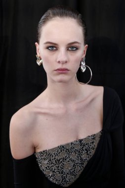 Milan, İtalya - 22 Eylül: Manken sahne arkasında Roberto Cavalli gösteriden önce Milano, İtalya Milano moda hafta ilkbahar/yaz 2018 üzerinde 22 Eylül 2017 sırasında görülür.