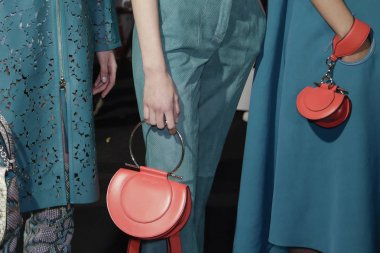 Milan, İtalya - 23 Eylül: Modelleri sahne arkasında Salvatore Ferragamo gösteri öncesinde, Milano, İtalya Milano moda hafta ilkbahar/yaz 2018 üzerinde 23 Eylül 2017 sırasında görülür.
