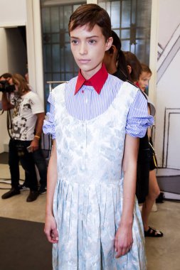 Milan, İtalya - 21 Eylül: Manken sahne arkasında Prada gösteriden önce Milano, İtalya Milano moda hafta ilkbahar/yaz 2018 üzerinde 21 Eylül 2017 sırasında görülür.
