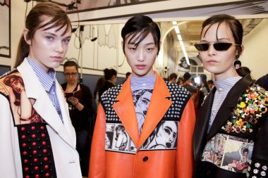 Milan, İtalya - 21 Eylül: Modelleri sahne arkasında Prada gösteriden önce Milano, İtalya Milano moda hafta ilkbahar/yaz 2018 üzerinde 21 Eylül 2017 sırasında görülür.
