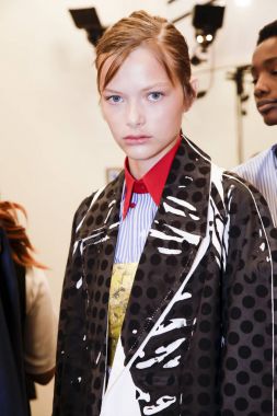 Milan, İtalya - 21 Eylül: Manken sahne arkasında Prada gösteriden önce Milano, İtalya Milano moda hafta ilkbahar/yaz 2018 üzerinde 21 Eylül 2017 sırasında görülür.