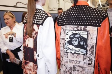 Milan, İtalya - 21 Eylül: Modelleri sahne arkasında Prada gösteriden önce Milano, İtalya Milano moda hafta ilkbahar/yaz 2018 üzerinde 21 Eylül 2017 sırasında görülür.