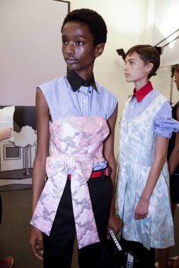Milan, İtalya - 21 Eylül: Modelleri sahne arkasında Prada gösteriden önce Milano, İtalya Milano moda hafta ilkbahar/yaz 2018 üzerinde 21 Eylül 2017 sırasında görülür.