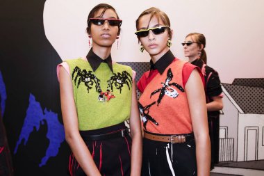 Milan, İtalya - 21 Eylül: Modelleri sahne arkasında Prada gösteriden önce Milano, İtalya Milano moda hafta ilkbahar/yaz 2018 üzerinde 21 Eylül 2017 sırasında görülür.