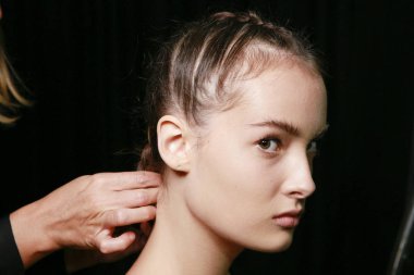 Milan, İtalya - 24 Eylül: Manken görülür öncesinde Piccione Piccione gösterisi sırasında üzerinde 24 Eylül 2017 Milan moda hafta ilkbahar/yaz 2018, Milano, İtalya.