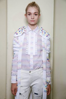 Milan, İtalya - 24 Eylül: Manken görülür öncesinde Piccione Piccione gösterisi sırasında üzerinde 24 Eylül 2017 Milan moda hafta ilkbahar/yaz 2018, Milano, İtalya.