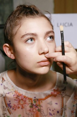 Milan, İtalya - 24 Eylül: bir model sahne arkasında, Milano, İtalya Milano moda hafta ilkbahar/yaz 2018 üzerinde 24 Eylül 2017 sırasında Piccione Piccione gösteriden önce poz.