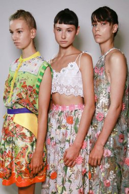 Milan, İtalya - 24 Eylül: Modeller görülmektedir öncesinde Piccione Piccione gösterisi sırasında üzerinde 24 Eylül 2017 Milan moda hafta ilkbahar/yaz 2018, Milano, İtalya.